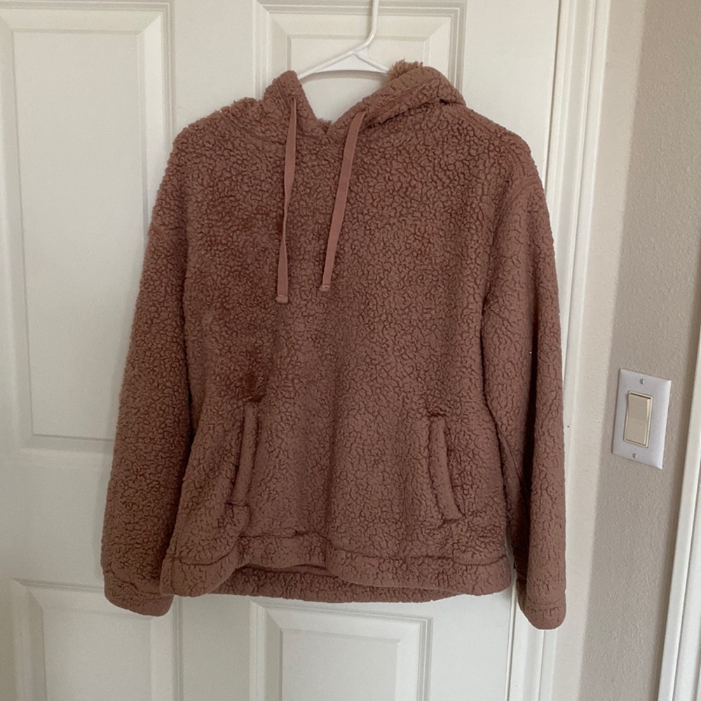 Small universal threads fluffy sweatshirt!